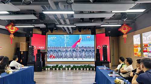 <b>一禾科技員工齊聚多功能演示廳，共睹九三閱兵盛況！</b>